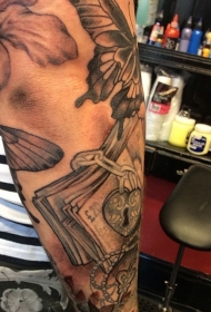 小臂华丽的黑色钞票与心形锁纹身图案