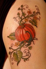 腿部彩色南瓜与蝎子纹身图案