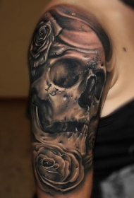 手臂黑灰骷髅与玫瑰和数字纹身图案