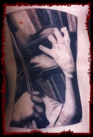 腰部照片上逼真的男人纹身图案