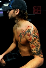 男性大臂亚洲龙与开花树彩色纹身图案