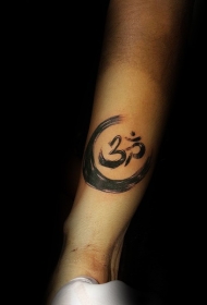黑色水墨风格圆形字符纹身图案