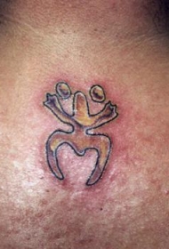 背颈上的小部落符号纹身图案