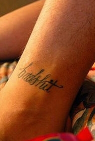 腿部简约英文字母纹身图片