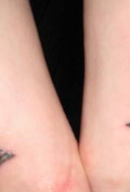 两只麻雀在脚背上纹身图案