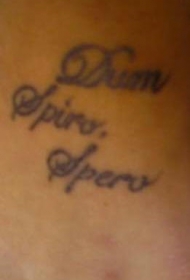 脚部黑色英文字母纹身图案