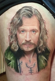 大腿男子肖像彩色纹身图案