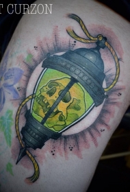 腿部新风格的彩色旧打火机与头骨纹身