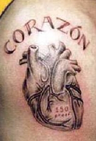 肩部棕色心脏与字母纹身图案