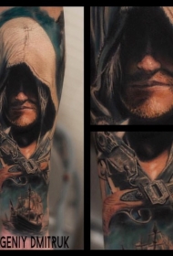 手臂荒诞风格彩色人物和交叉的手枪纹身