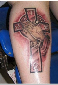 小腿令人印象深刻的祈祷之手与十字架纹身图案