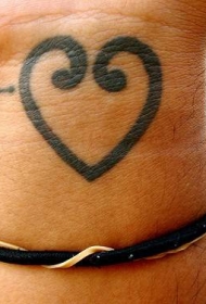 手腕黑色爱心图腾纹身图案