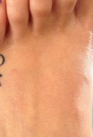 简单漂亮的花朵脚背纹身图案