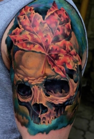 彩色骷髅和枫叶纹身图案