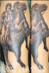 手臂逼真的古代武士用剑纹身图案