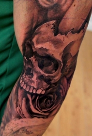 胳膊常见的黑色骷髅和玫瑰纹身图案