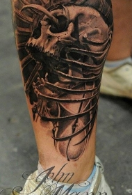 小腿雕刻风格黑色骷髅乌鸦和骨头纹身图案