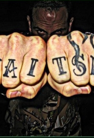 男性手指黑色字母纹身图案