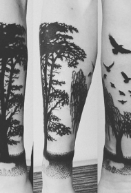 男性手臂黑色树木和鸟纹身图案