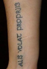手臂拉丁文字母纹身图案