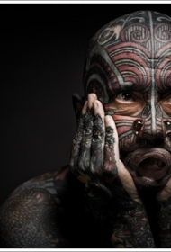 男士脸部彩色纹身图案