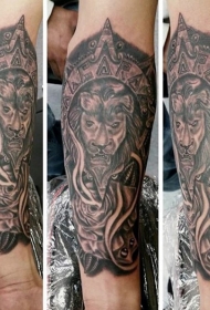 小臂神秘的黑色狮子与古代雕塑玫瑰纹身图案