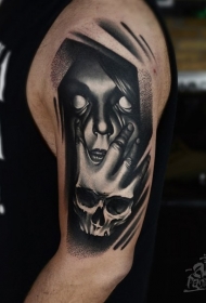 大臂恐怖的黑色手骷髅与女人脸纹身图案