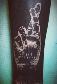 手臂简单的白色交叉手指纹身图案
