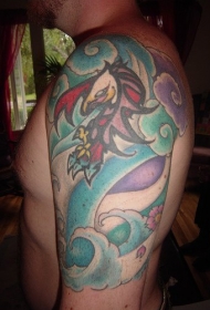 大臂狡猾的鹰彩色纹身图案