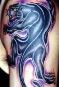 手臂上可怕的黑豹纹身图案