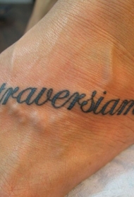 脚背黑色英文字母纹身图案