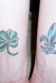 手腕彩色三叶草和鸢尾纹身图案