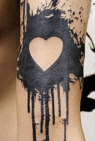 黑色泼墨与白色心形纹身图案