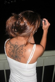 背部舞蹈的精灵与翅膀纹身图案