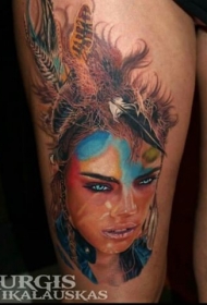 new school风格彩色大腿头插羽毛的女郎纹身图案