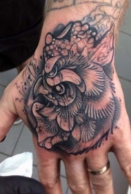 手背复杂的公鸡头部纹身图案