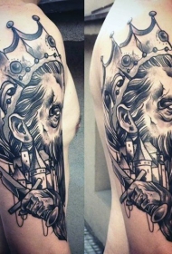 大臂雕刻风格黑白恶魔王与剑纹身图案