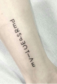 女生手臂上黑色线条简约字母纹身图片