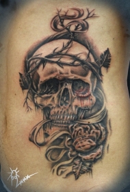 侧肋黑灰色的荆棘和血腥的眼睛骷髅纹身图案