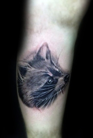 小腿写实风格黑白浣熊头部纹身图案