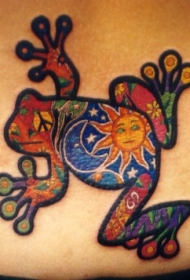 漂亮的七彩青蛙纹身图案