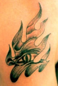 眼睛和部落火焰纹身图案