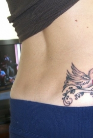 腰部可爱的小鸟树枝纹身图案