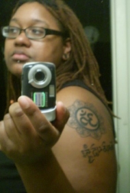 肩部佛教符号黑色纹身图案