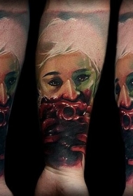 手臂令人毛骨悚然的血腥女人与心纹身