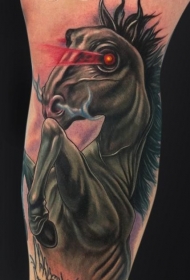 腿部彩色黑马与灼热眼睛的纹身图案