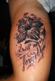 大臂美丽的浪漫的花朵和字母纹身图案