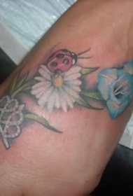 脚背瓢虫和花朵彩色纹身图案