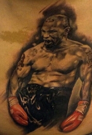 背部彩色迈克泰森肖像纹身图案