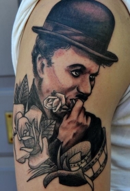 肩部黑棕色雕刻人物与玫瑰纹身图案